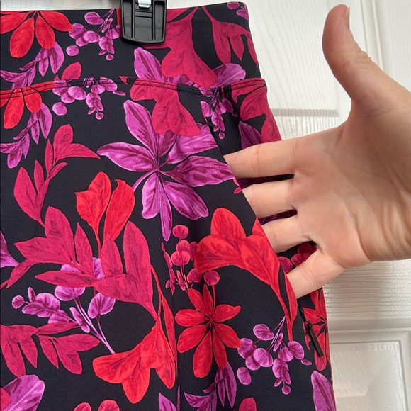 TOMMY BAHAMA Aubrey Joyful Jewel Skort - Picture 4 of 12